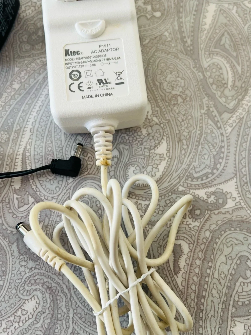 Universal Power Adapters Pack - Black & White